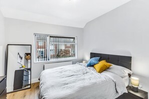Desk, iron/ironing board, WiFi, bed sheets - Freshly renovated · 250Mbps Wi-Fi · Ideal for work and family stays (Leicester)
