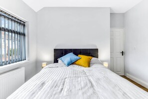 Desk, iron/ironing board, WiFi, bed sheets - Freshly renovated · 250Mbps Wi-Fi · Ideal for work and family stays (Leicester)