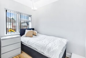 Desk, iron/ironing board, WiFi, bed sheets - Freshly renovated · 250Mbps Wi-Fi · Ideal for work and family stays (Leicester)