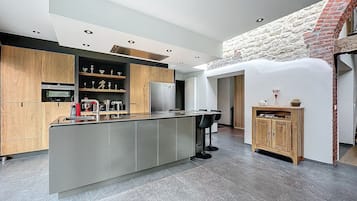 Frigorífico grande, microondas, horno y placa de cocina