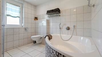 Een douche, een haardroger, handdoeken