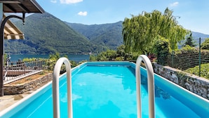 A swimming pool with a view of mountains and a lake. - Villa 'Porlezza Lake View' with Lake View, Air Conditioning, Private Pool, Ultra-Fast Wi-Fi (Cima)