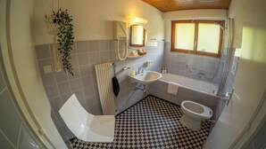 Classic Double Room, Mountain View | Bathroom
