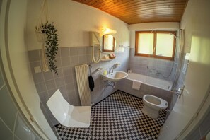 Classic-Doppelzimmer, Bergblick | Badezimmer | Badewanne, Haartrockner, Handtücher, Seife