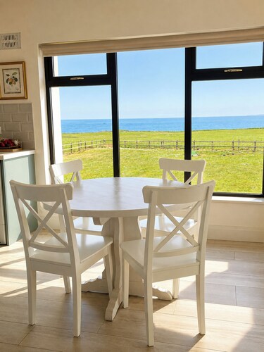 Luxury cottage, 3 beds, 2 baths, quiet, ocean & Cliffs of Moher views.