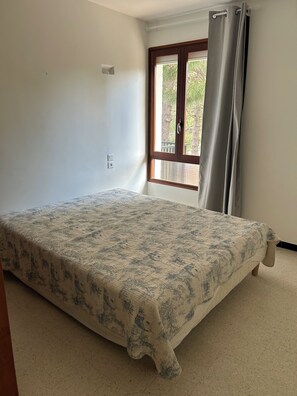 1 bedroom, bed sheets