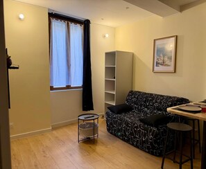 Living area - Apartment 'O'soleil' with Wi-Fi and Air Conditioning (Fréjus)