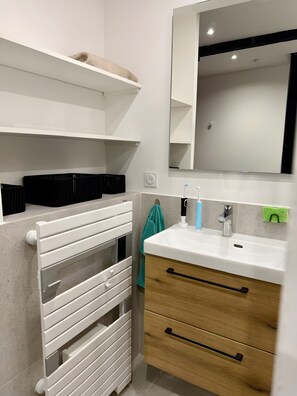 Bathroom - Apartment 'O'soleil' with Wi-Fi and Air Conditioning (Fréjus)