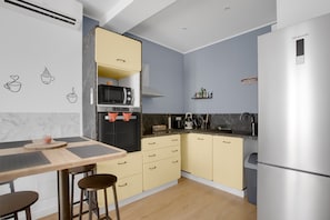 Een koelkast, een microgolfoven, een oven, een kookplaat