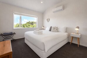 4 bedrooms, iron/ironing board, free WiFi, bed sheets - The Point - Onetangi. Luxury & Ocean Views - The Point is a private, light-filled home above Onetangi Beach with wide north-facing sea views. Surrounded by native bush, it offers a peaceful, secluded stay. Open-plan living includes a well-equipped ki (Waiheke Island)