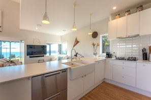 Microwave, stovetop, dishwasher - The Point - Luxury & Ocean Views with 4 bedrooms and spa pool (Waiheke Island)