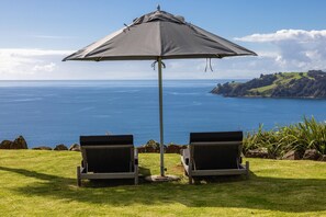 Property grounds - The Point - Onetangi. Luxury & Ocean Views - The Point is a private, light-filled home above Onetangi Beach with wide north-facing sea views. Surrounded by native bush, it offers a peaceful, secluded stay. Open-plan living includes a well-equipped ki (Waiheke Island)