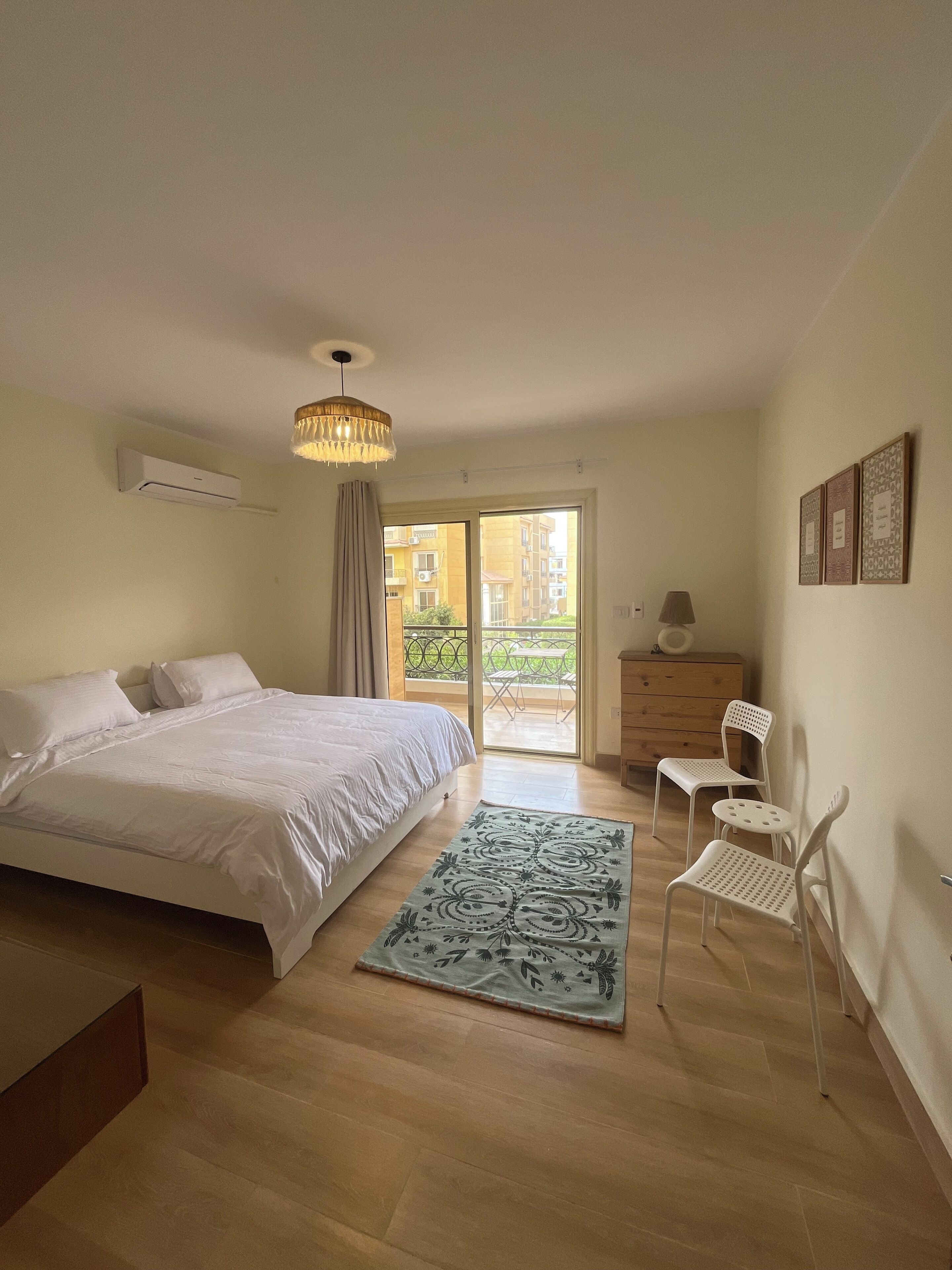 Tabla de planchar con plancha y ropa de cama 