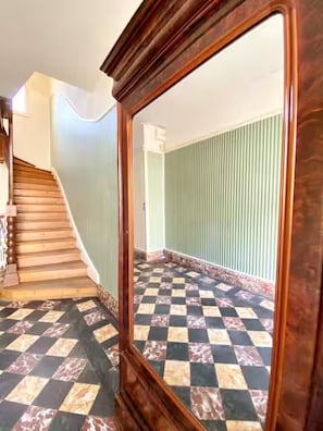 A staircase with wooden steps and a checkered floor. - Le Nid des Barons Linen provided (Vichy)