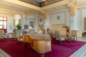 Lobby - Studio Le Splendid 3-Star Hotel with Mountain View, Shared Garden and Wi-Fi (Allevard)