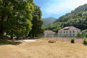 Outdoor dining - Studio Le Splendid 3-Star Hotel with Mountain View, Shared Garden and Wi-Fi (Allevard)