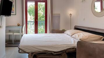 Tabla de planchar con plancha, wifi y ropa de cama