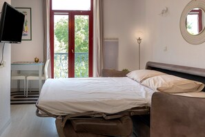 Iron/ironing board, WiFi, bed sheets - Studio Le Splendid 3-Star Hotel with Mountain View, Shared Garden and Wi-Fi (Allevard)