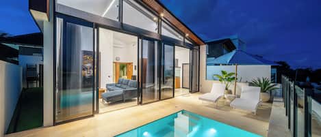 Luksushuvila, 3 makuuhuonetta, patio, näköala puutarhaan | Terassi/patio