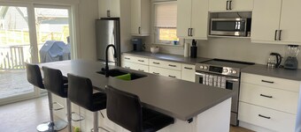 Cozy Home in Heart of Meaford, the Bay and Recreation just around corner