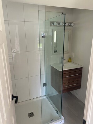 Towels, soap, toilet paper - Cozy Home in Heart of Meaford, the Bay and Recreation just around corner (Meaford)