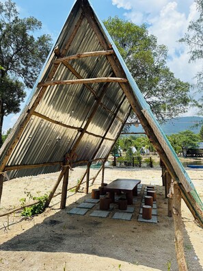 Outdoor dining - Hoa Tigon Hon Mot (Bai Thom)
