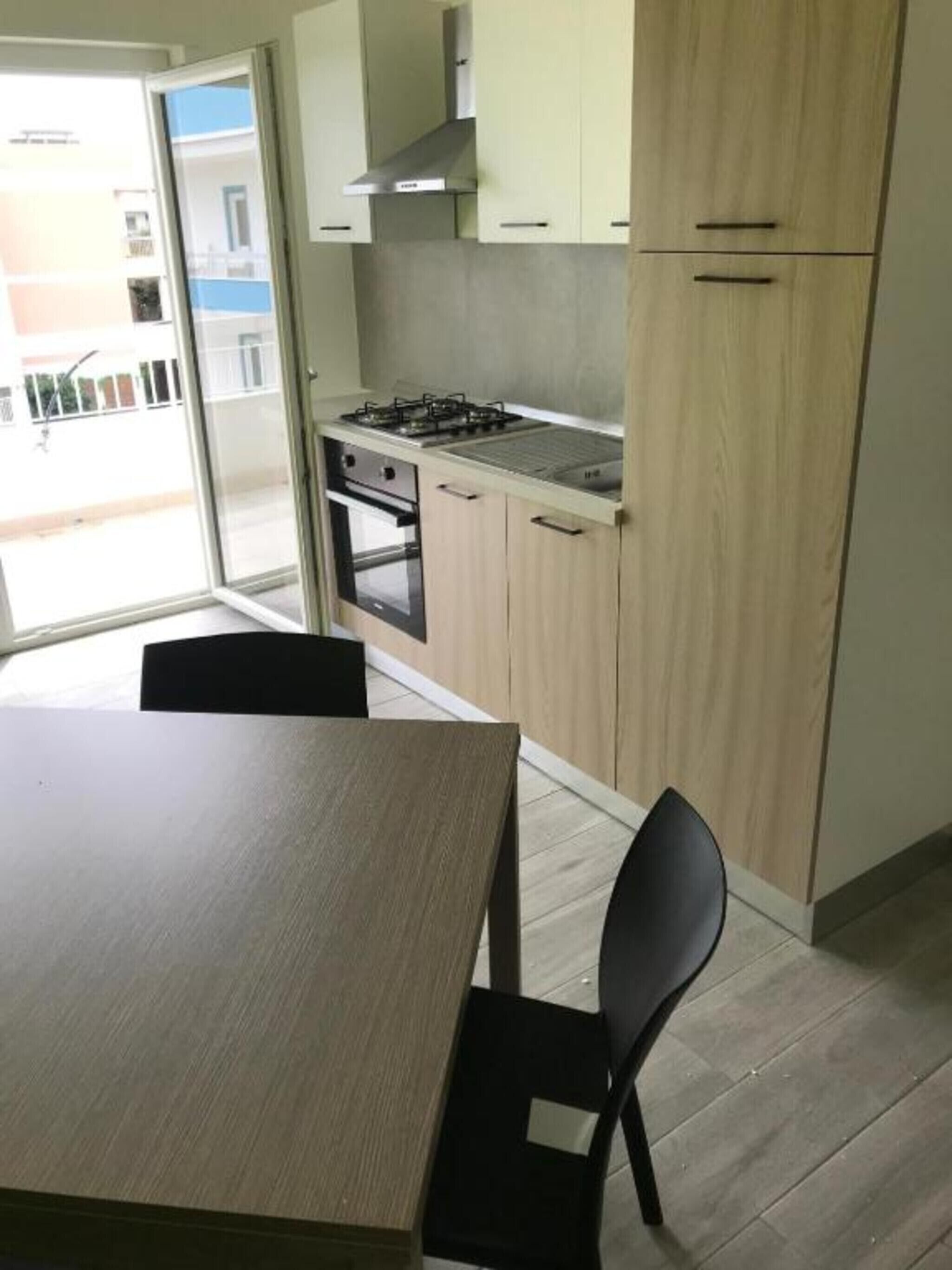 Fridge, oven, stovetop, cookware/dishes/utensils
