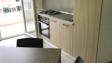 Frigorifero, forno, piano cottura, pentole/stoviglie/utensili