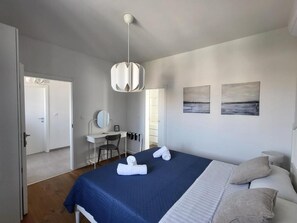 4 bedrooms, iron/ironing board, Internet, bed sheets