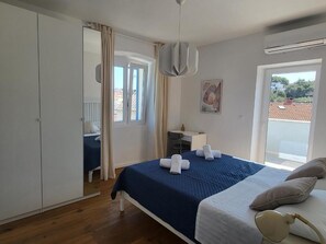 4 bedrooms, iron/ironing board, Internet, bed sheets
