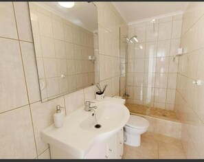 Shower, towels - Beach Apartment in Amarilla Golf- Sleeps 4 (San Miguel de Abona)