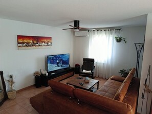 Living area - Villa d'Hindi - air conditioning, terrace and SPA (Mèze)