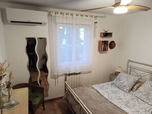 Tabla de planchar con plancha, wifi y ropa de cama 