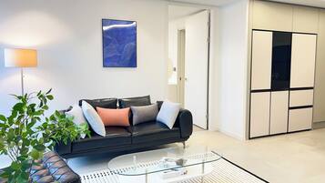 Family Double Room, Multiple Beds, Sea View | Living area
