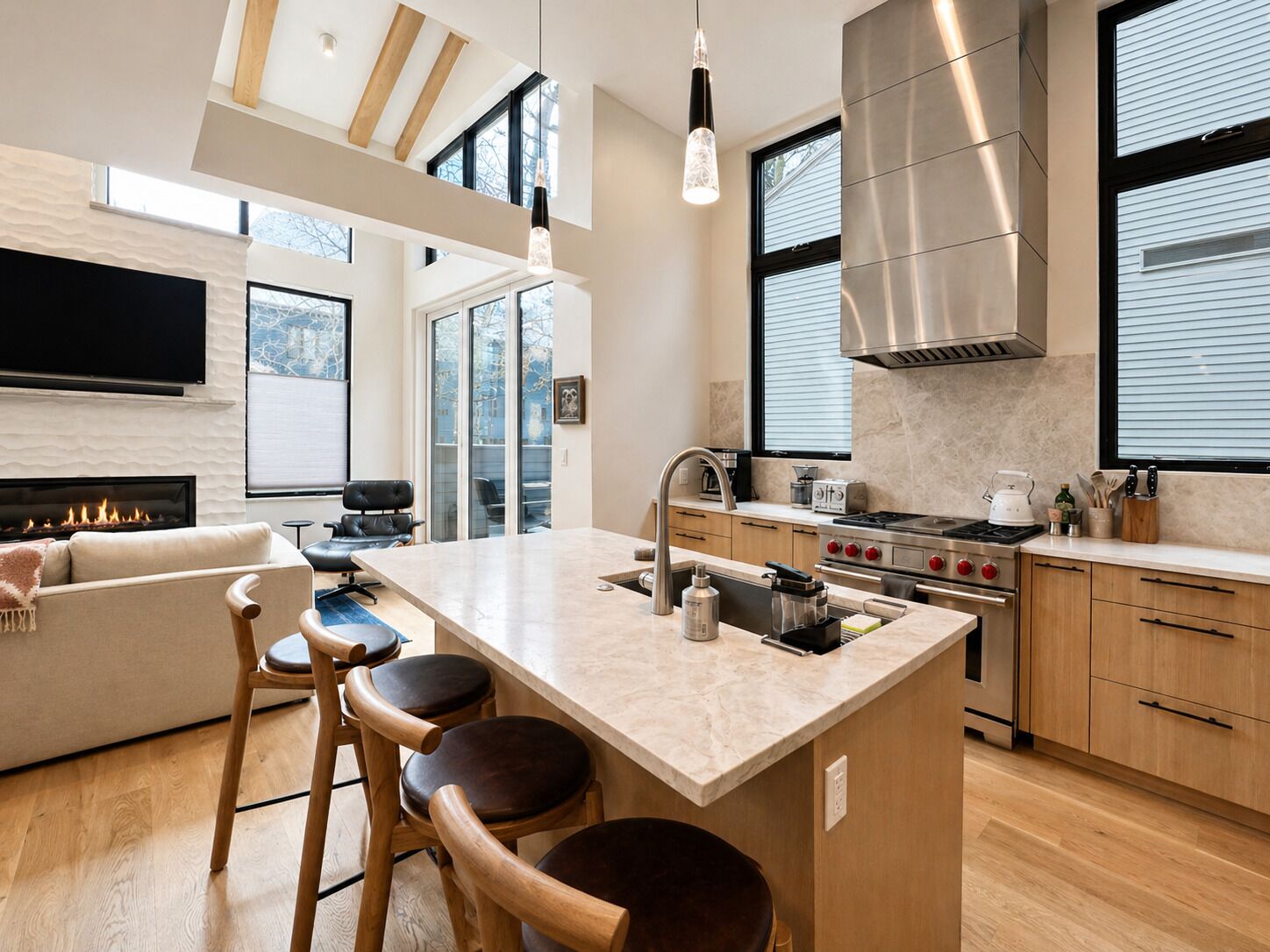 Réfrigérateur, four à micro-ondes, un four, surface de cuisson