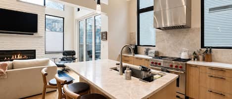 Réfrigérateur, four à micro-ondes, un four, surface de cuisson