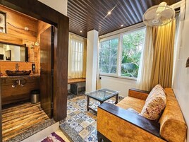 Villa Deluxe | Zona de estar | Una pantalla de ordenador, una impresora