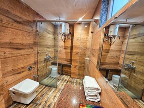 Hausschuhe, Handtücher, Seife, Shampoo