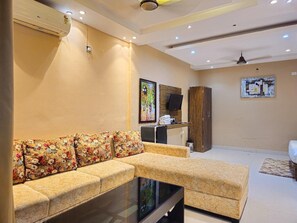 Luxury Villa, Pool View | Living area
