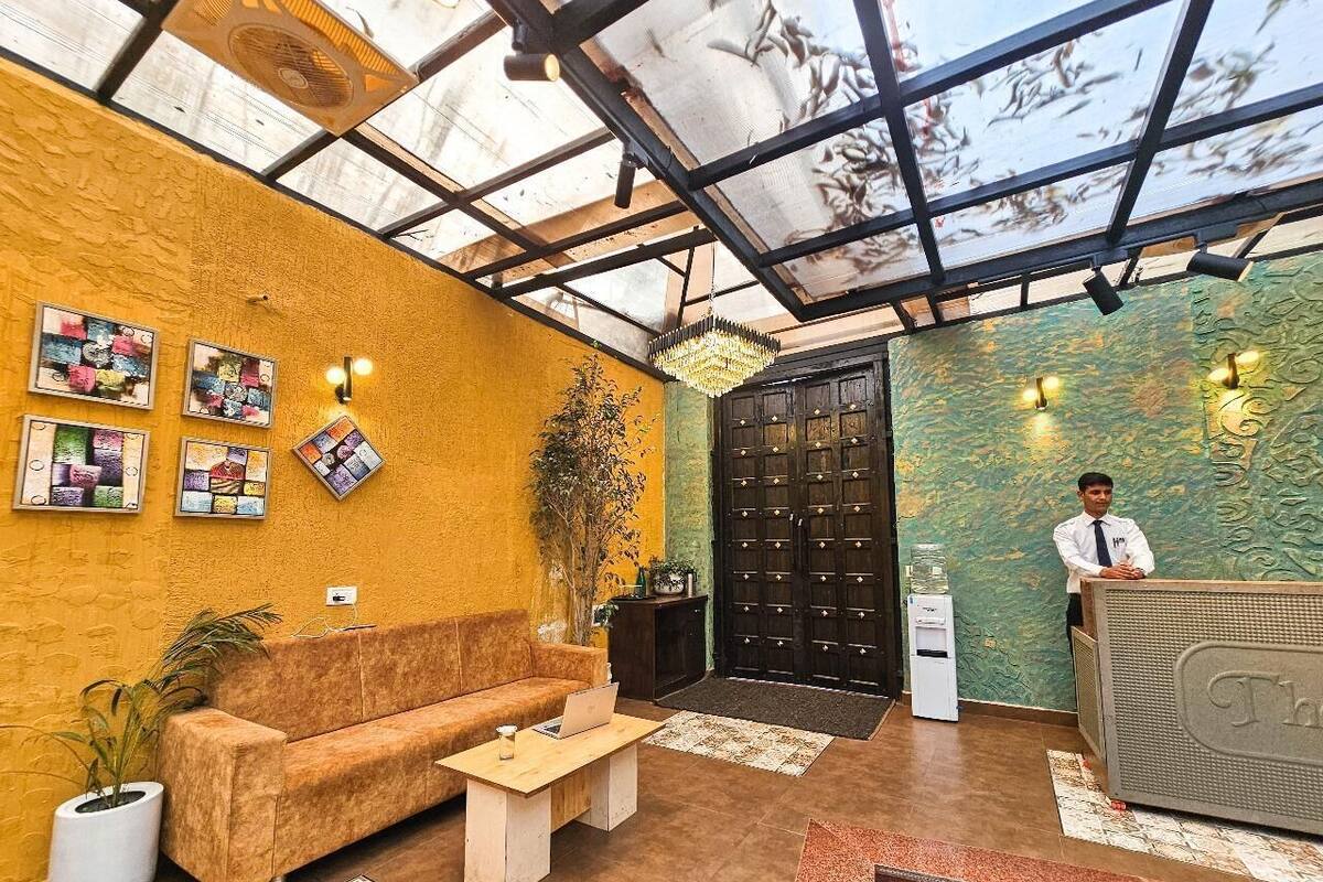 Un área de recepción con un sofá, una mesa de centro y un mostrador para la recepcionista.