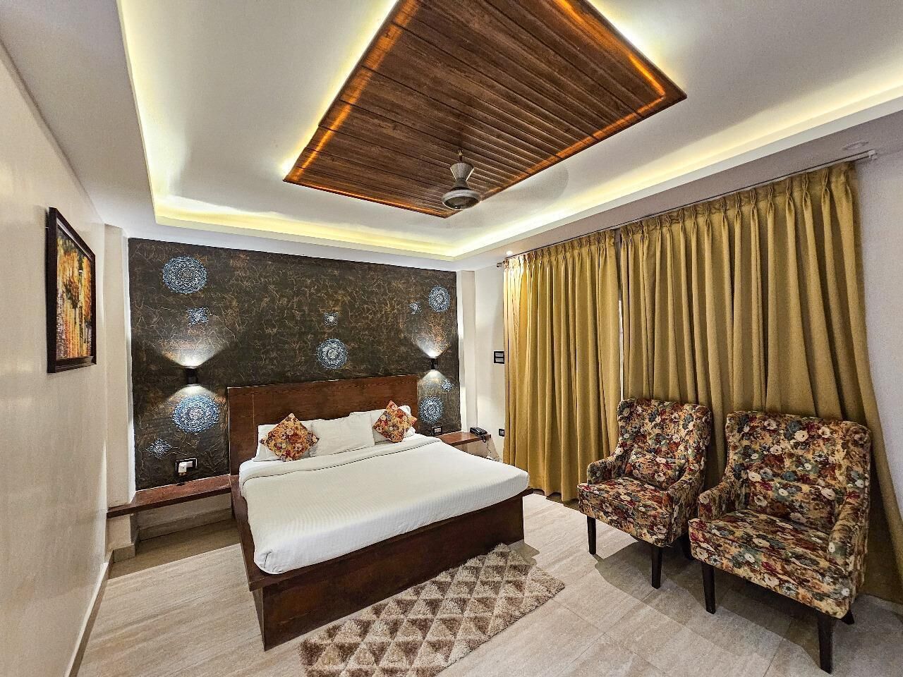 In-room safe, desk, laptop workspace, soundproofing