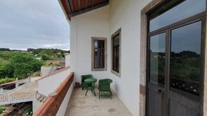 Terrace/patio - Serene 3-bedroom country apartment in charming Figueiró Dos Vinhos (Figueiró Dos Vinhos)