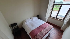 3 bedrooms, travel cot, WiFi, bed sheets - Serene 3-bedroom country apartment in charming Figueiró Dos Vinhos (Figueiró Dos Vinhos)