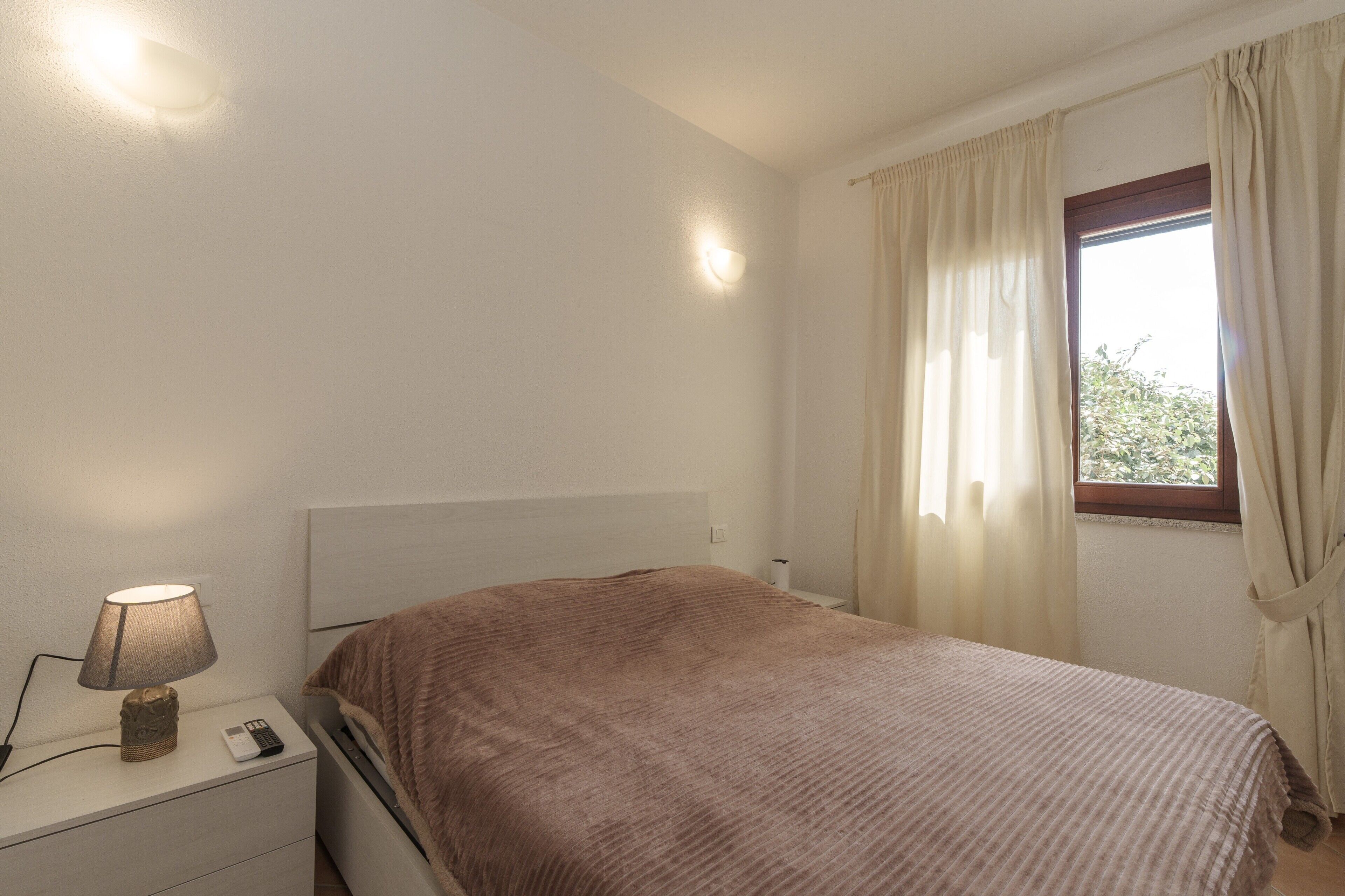 Tabla de planchar con plancha, wifi y ropa de cama 