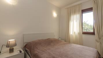 Een strijkplank/strijkijzer, wifi, beddengoed