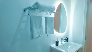 Apartamento luxo | Banheiro | Chuveiro, produtos de toalete grátis, toalhas de banho, sabonete