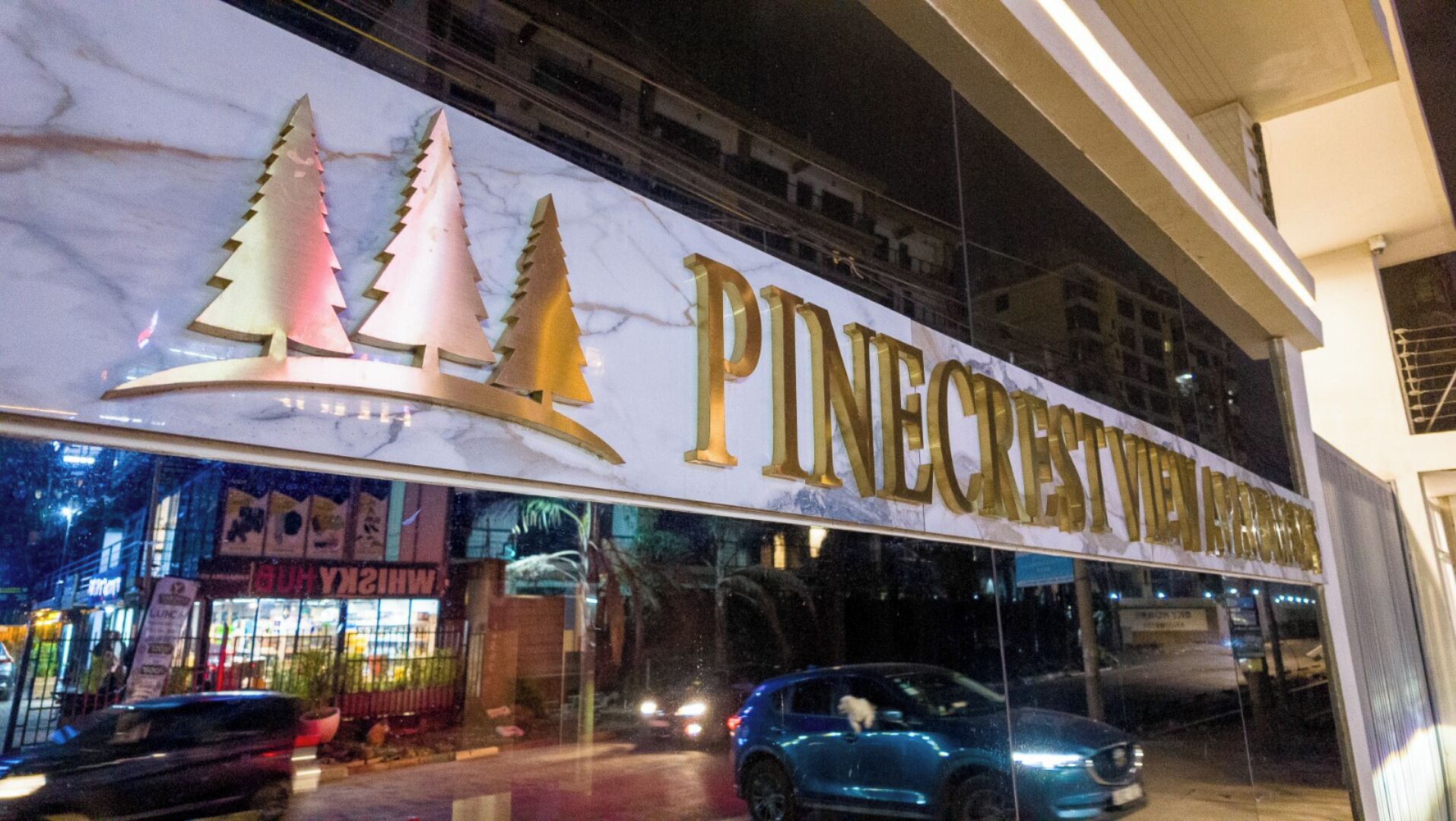 Un bâtiment sur lequel on peut lire l’inscription suivante : « PINECRESTVIEW RESORT ».
