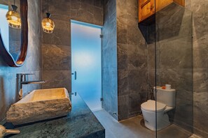 Ducha, secador de pelo, bidet, toallas