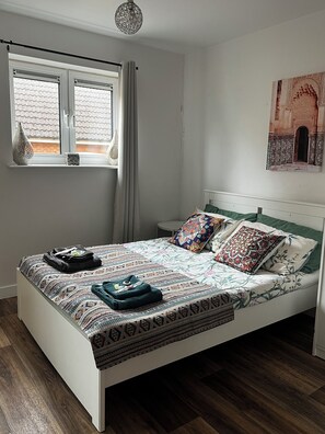 Iron/ironing board, Internet, bed sheets - Stylish Moroccan Apartment in City Centre. 2BR . Parking . Sleeps 6 (Northampton)