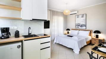Standard Studio | Soundproofing, iron/ironing board, free cribs/infant beds, free WiFi